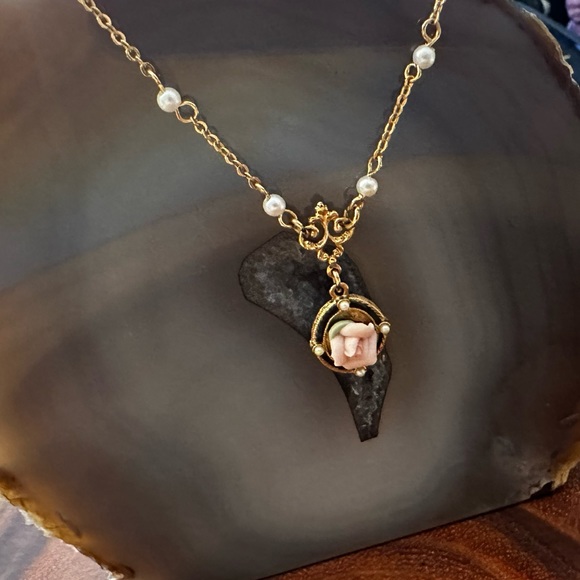 VINTAGE Avon lot of necklaces and clip on earrings. - Picture 2 of 8